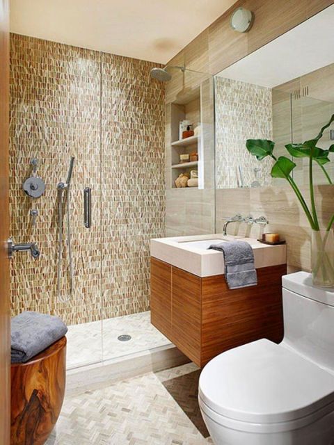 banheiro moderno com destaques em madeira e com pisos e parede em alvenaria 
