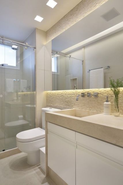 Banheiro moderno tom bege claro com detalhes de led no espelho