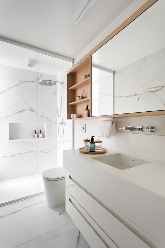 banheiro minimalista com porcelanato marmorizado
